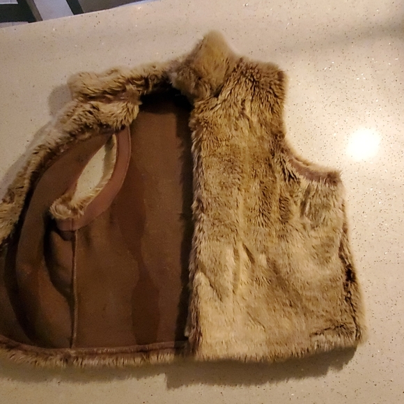 Super Cute Faux Fur Vest - Picture 4 of 4